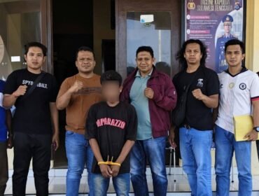 Tim URC Sat Reskrim Polres Buton menangkap pria inisial LI (keempat dari kiri) pelaku penganiayaan nelayan di Buton. Foto: Istimewa