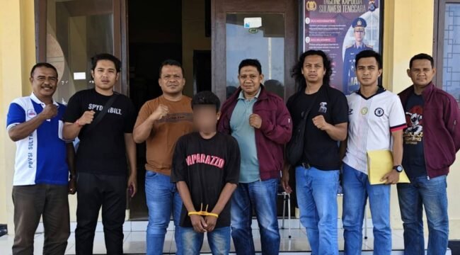 Tim URC Sat Reskrim Polres Buton menangkap pria inisial LI (keempat dari kiri) pelaku penganiayaan nelayan di Buton. Foto: Istimewa