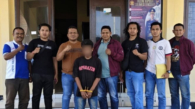 
 Tim URC Sat Reskrim Polres Buton menangkap pria inisial LI (keempat dari kiri) pelaku penganiayaan nelayan di Buton. Foto: Istimewa