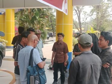 Massa dari Aliansi Mahasiswa Fisip UHO saat bertandang di Rektorat UHO, Jumat (30/10/2026). Foto: Penafaktual.com