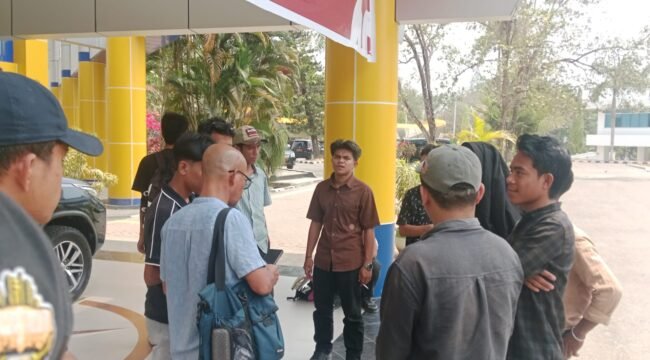Massa dari Aliansi Mahasiswa Fisip UHO saat bertandang di Rektorat UHO, Jumat (30/10/2026). Foto: Penafaktual.com