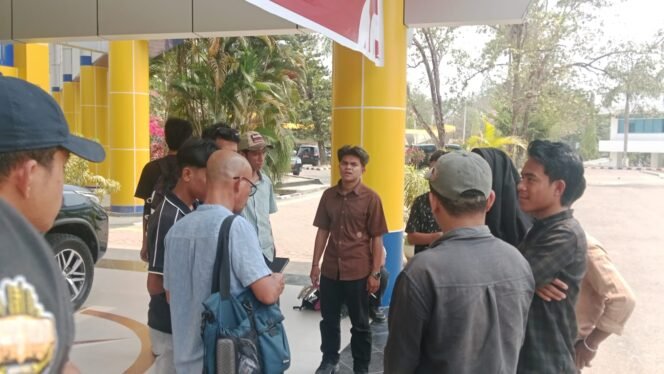 
 Massa dari Aliansi Mahasiswa Fisip UHO saat bertandang di Rektorat UHO, Jumat (30/10/2026). Foto: Penafaktual.com