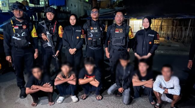 Tim Perintis Presisi Dit Samapta Polda Sultra mengamankan enam remaja yang dudiga terlibat tawuran di Kendari. Foto: Istimewa