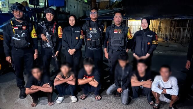 
 Tim Perintis Presisi Dit Samapta Polda Sultra mengamankan enam remaja yang dudiga terlibat tawuran di Kendari. Foto: Istimewa