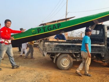 PT Generasi Agung Perkasa (GAP) melalui Program Pengembangan dan Pemberdayaan Masyarakat (PPM) Tahun 2026menyalurkan bantuan dua unit perahu untuk nelayan di Kabupaten Konawe Selatan. Foto: Istimewa
