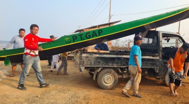 PT Generasi Agung Perkasa (GAP) melalui Program Pengembangan dan Pemberdayaan Masyarakat (PPM) Tahun 2026menyalurkan bantuan dua unit perahu untuk nelayan di Kabupaten Konawe Selatan. Foto: Istimewa
