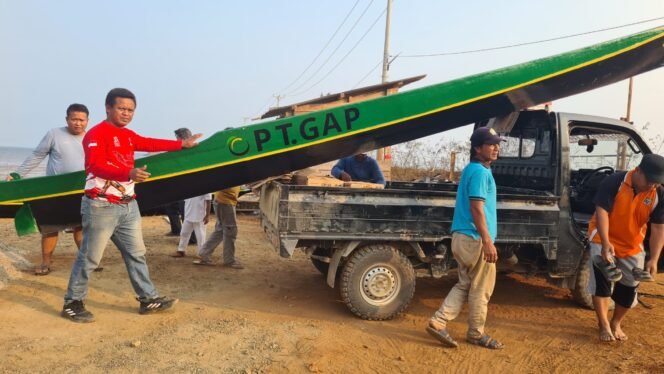 
 PT Generasi Agung Perkasa (GAP) melalui Program Pengembangan dan Pemberdayaan Masyarakat (PPM) Tahun 2026menyalurkan bantuan dua unit perahu untuk nelayan di Kabupaten Konawe Selatan. Foto: Istimewa
