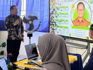 Kepala SMAN 8 Konawe Selatan, La Ode Sanando, S.Si., M.Si., saat melakukan presentase manajemen sekolah di hadapan Tim Asesor. Foto: Istimewa