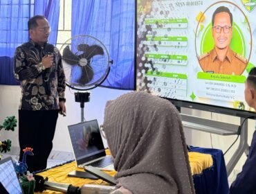 Kepala SMAN 8 Konawe Selatan, La Ode Sanando, S.Si., M.Si., saat melakukan presentase manajemen sekolah di hadapan Tim Asesor. Foto: Istimewa