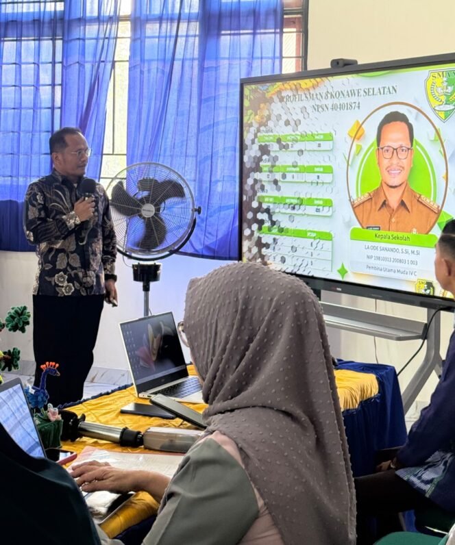 
 Kepala SMAN 8 Konawe Selatan, La Ode Sanando, S.Si., M.Si., saat melakukan presentase manajemen sekolah di hadapan Tim Asesor. Foto: Istimewa