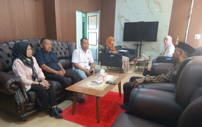 
 Wakil Ketua Komisi I DPRD Bombana, Sudiami, S.H., bersama sejumlah anggota dewan melakukan audiensi dengan Kantor Wilayah Kementerian Haji dan Umrah. Foto: Istimewa
