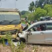 Truk Mitsubishi Colt dan Toyota Avanza bertabrakan di Jalan Poros Moramo-Kendari. Foto: Istimewa
