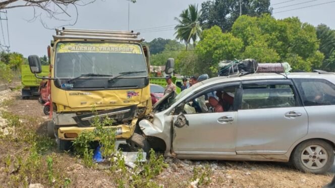 
 Truk Mitsubishi Colt dan Toyota Avanza bertabrakan di Jalan Poros Moramo-Kendari. Foto: Istimewa