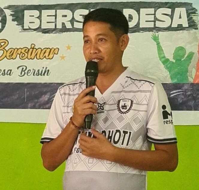 
 Rahman, S.Pd., Kepala Desa Watumbohoti, Kecamatan Palangga Selatan, Kabupaten Konawe Selatan. Foto: Istimewa