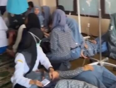 Puluhan siswa sedang diberikan pertolongan medis di Puskesmas Angata. Foto: Istimewa