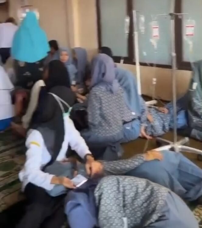 
 Puluhan siswa sedang diberikan pertolongan medis di Puskesmas Angata. Foto: Istimewa