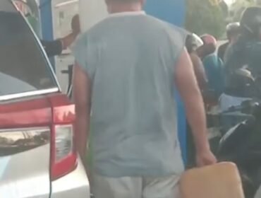 Seorang warga membawa jerigen diduga untuk mengisi BBM di SPBU Jalan Abdul Kudus, Kelurahan Wamponiki, Kecamatan Katobu, Kabupaten Muna, dekat Kantor PLN Raha, Senin, 20 Oktober 2026. Foto: Istimewa