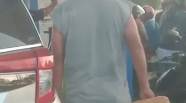 Seorang warga membawa jerigen diduga untuk mengisi BBM di SPBU Jalan Abdul Kudus, Kelurahan Wamponiki, Kecamatan Katobu, Kabupaten Muna, dekat Kantor PLN Raha, Senin, 20 Oktober 2026. Foto: Istimewa
