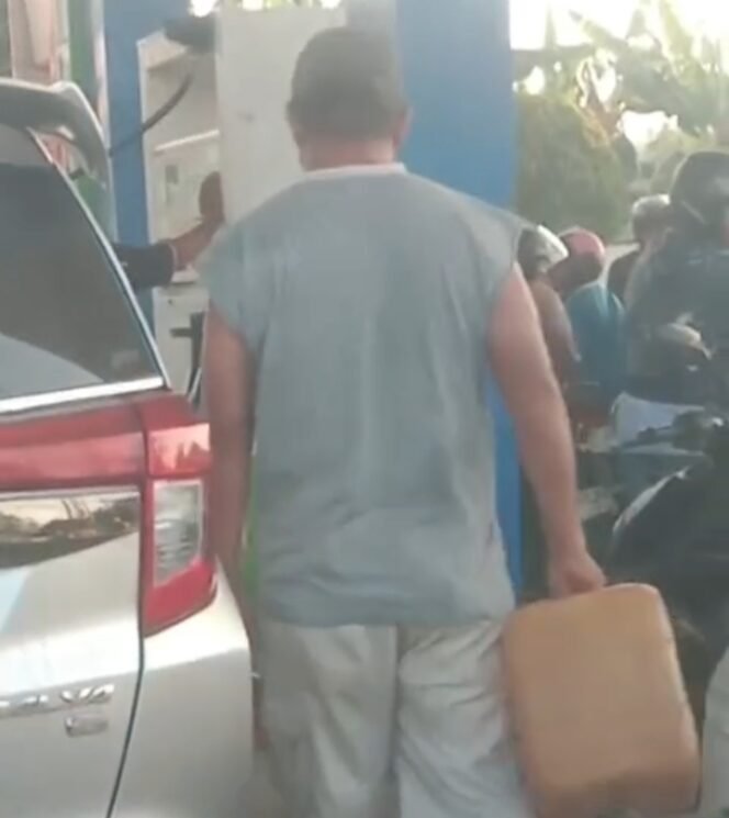 
 Seorang warga membawa jerigen diduga untuk mengisi BBM di SPBU Jalan Abdul Kudus, Kelurahan Wamponiki, Kecamatan Katobu, Kabupaten Muna, dekat Kantor PLN Raha, Senin, 20 Oktober 2026. Foto: Istimewa
