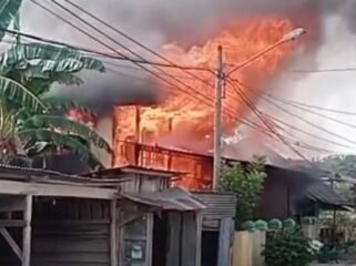 Rumah warga di Kelurahan Watonea, Kecamatan Katobu, Kabupaten Muna ledes terbakar. Foto: Istimewa