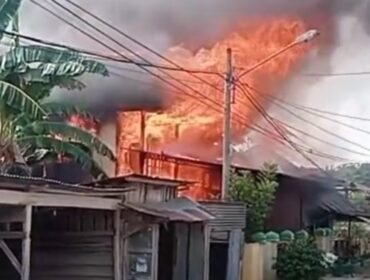 Rumah warga di Kelurahan Watonea, Kecamatan Katobu, Kabupaten Muna ledes terbakar. Foto: Istimewa