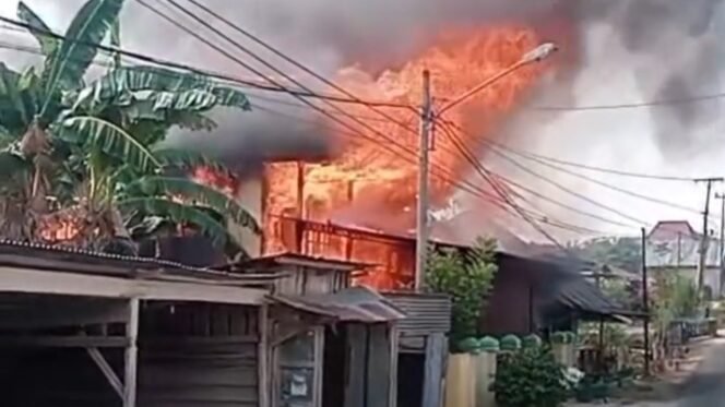 
 Rumah warga di Kelurahan Watonea, Kecamatan Katobu, Kabupaten Muna ledes terbakar. Foto: Istimewa