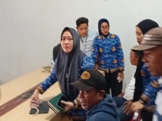 Ridwan Badallah terlihat berlindung di balik seorang staf perempuan. Foto: Istimewa