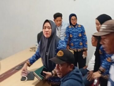 Ridwan Badallah terlihat berlindung di balik seorang staf perempuan. Foto: Istimewa
