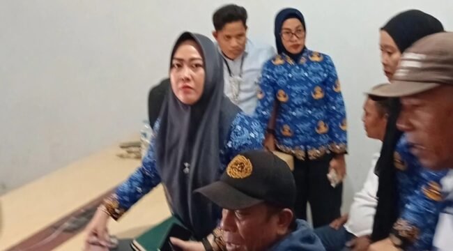 Ridwan Badallah terlihat berlindung di balik seorang staf perempuan. Foto: Istimewa
