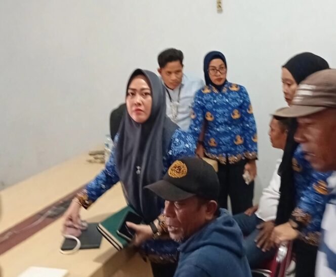 
 Ridwan Badallah terlihat berlindung di balik seorang staf perempuan. Foto: Istimewa