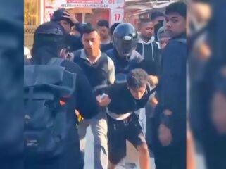 Salah sorang terduga pelaku saat ditangkap petugas Polda Sultra saat penggerebekan di Kampung Salo Kendari. Foto:Istimewa