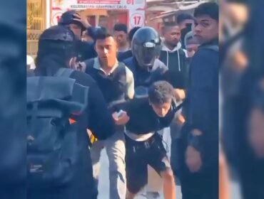 Salah sorang terduga pelaku saat ditangkap petugas Polda Sultra saat penggerebekan di Kampung Salo Kendari. Foto:Istimewa