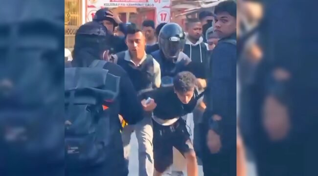 Salah sorang terduga pelaku saat ditangkap petugas Polda Sultra saat penggerebekan di Kampung Salo Kendari. Foto:Istimewa