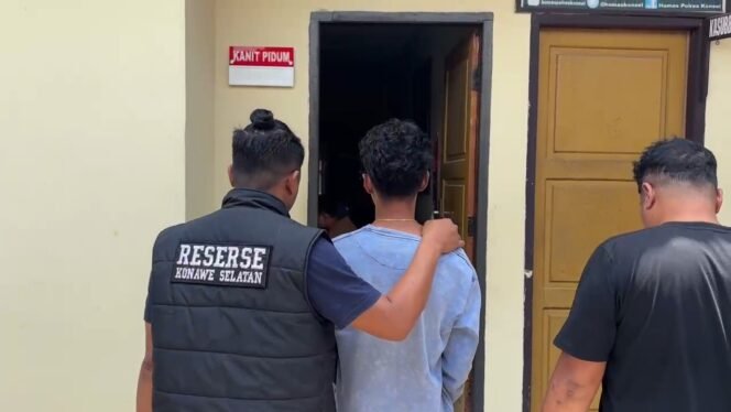 
 Pria inisial KMS (tengah) tengah diamankan Sat Reskrim Polres Konawe Selatan setelah diduga aniaya istinya hingga tewas. Foto: Istimewa